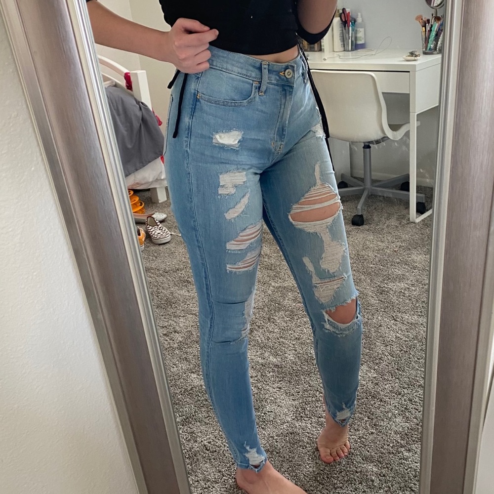 RIPPED LIGHT WASH JEANS